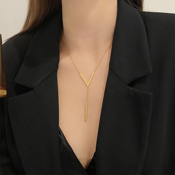 V and Classic Pendant Necklace